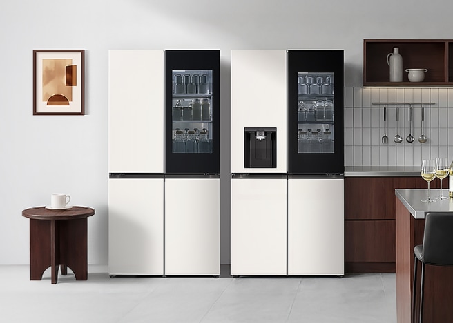 세련된 화이트와 블랙 배색의 4도어 냉장고 두 대가 나란히 배치된 모던한 주방 전경. 냉장고 상단 도어에는 내부가 보이는 투명한 유리창과 디스펜서 기능이 포함되어 있음.